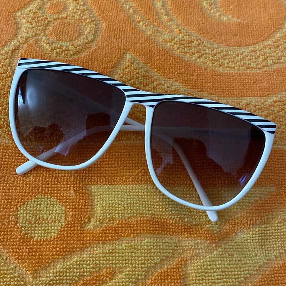 VTG Guess White/Black Sunglasses